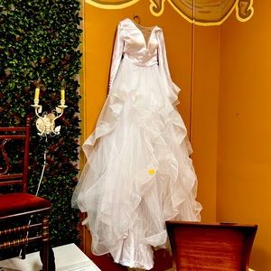 Gorgeous size 8 to 10 wedding gown